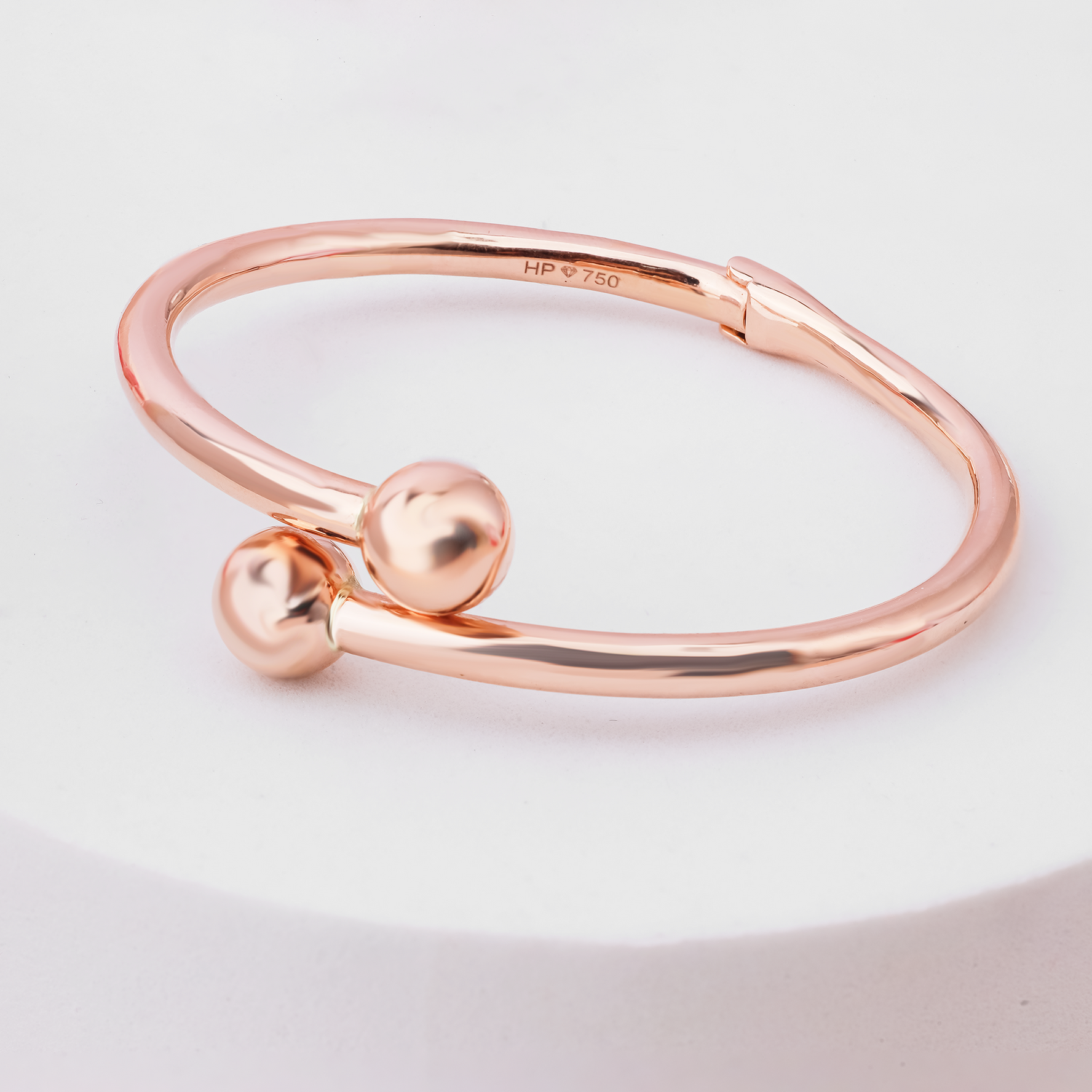 18K Gold Bangle G10368