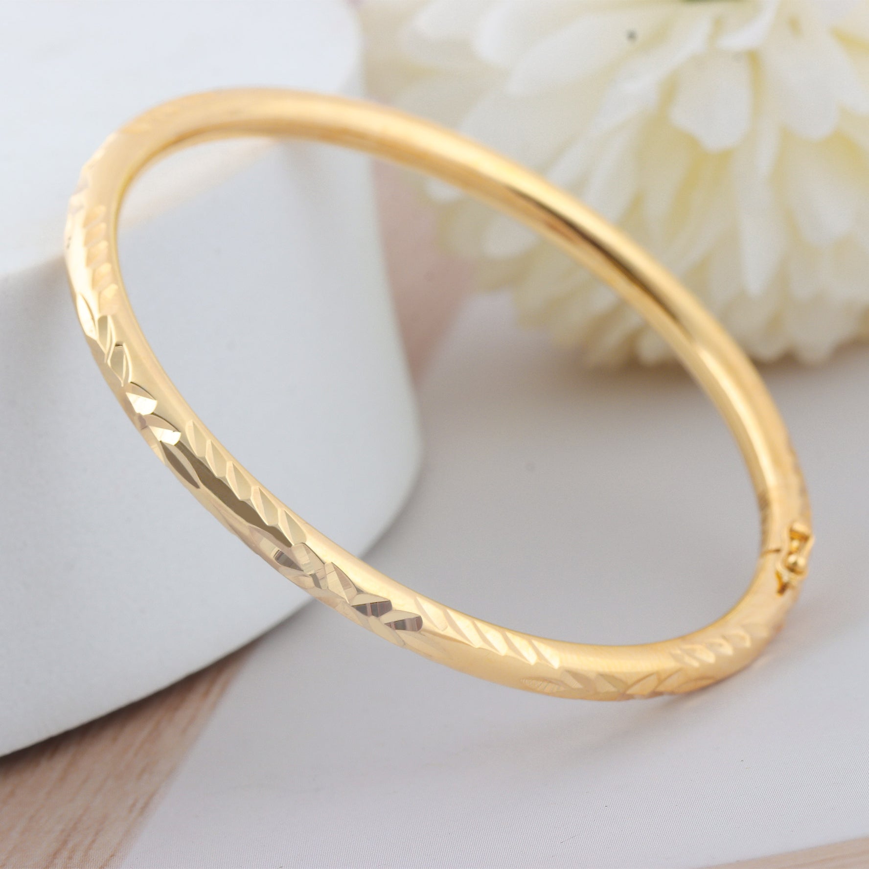 18K Gold Bangle  G10378