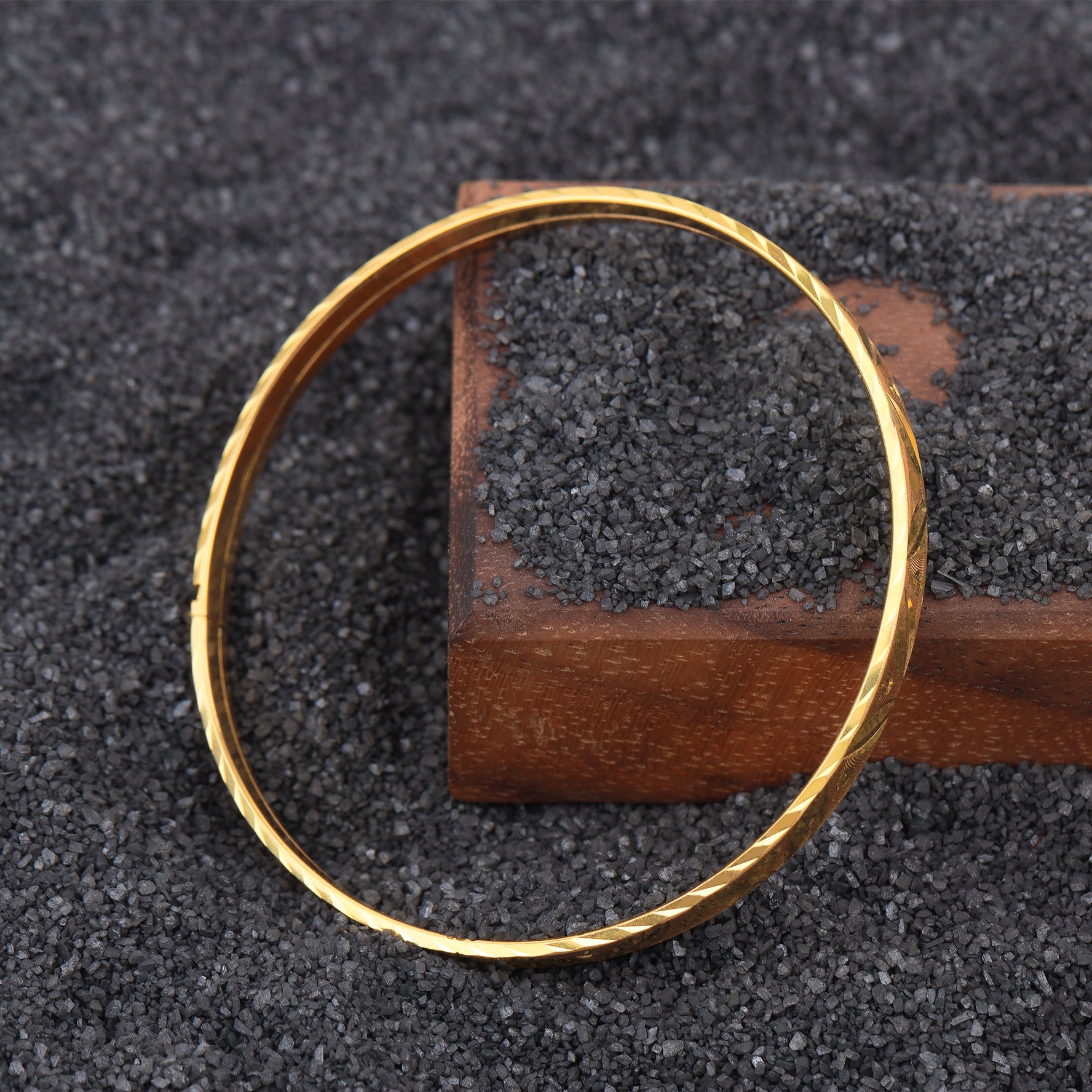 18K Gold Bangle G10400