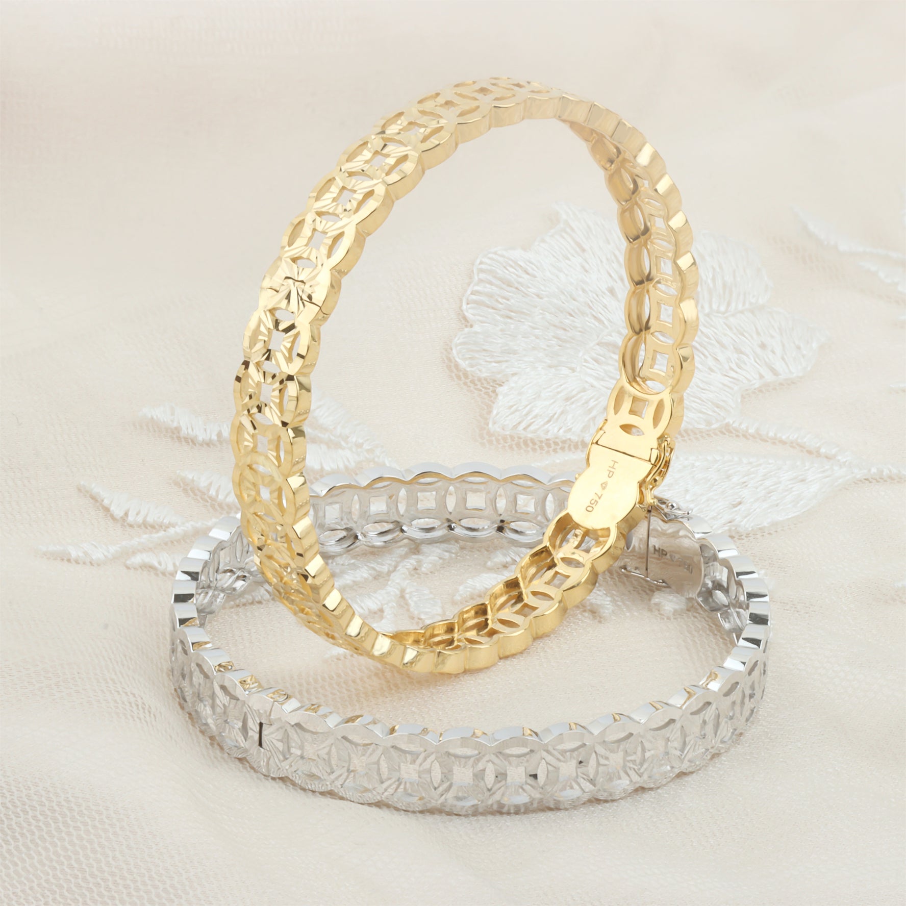 18K Gold Bangle G10318