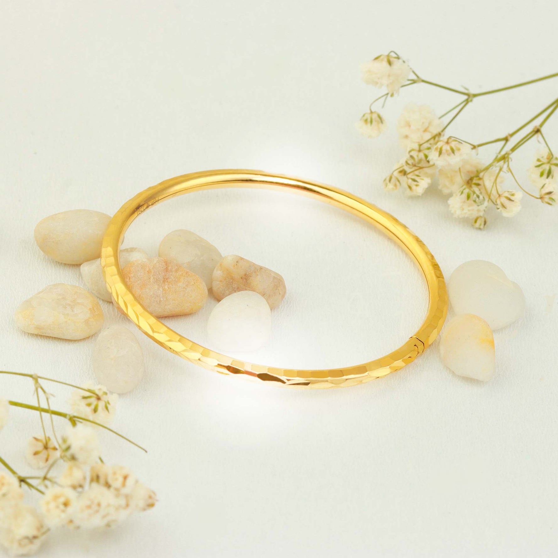 18K Gold Bangle G10358